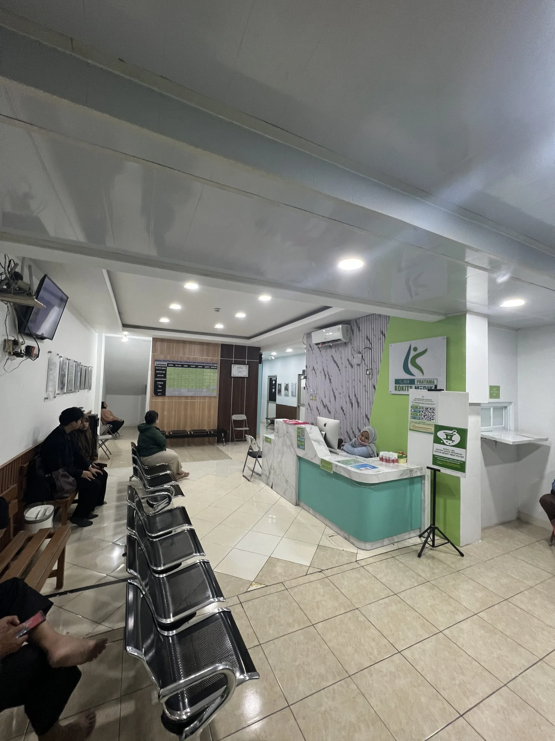 Area resepsionis dan pendaftaran peserta medical check up Plaza Medis
