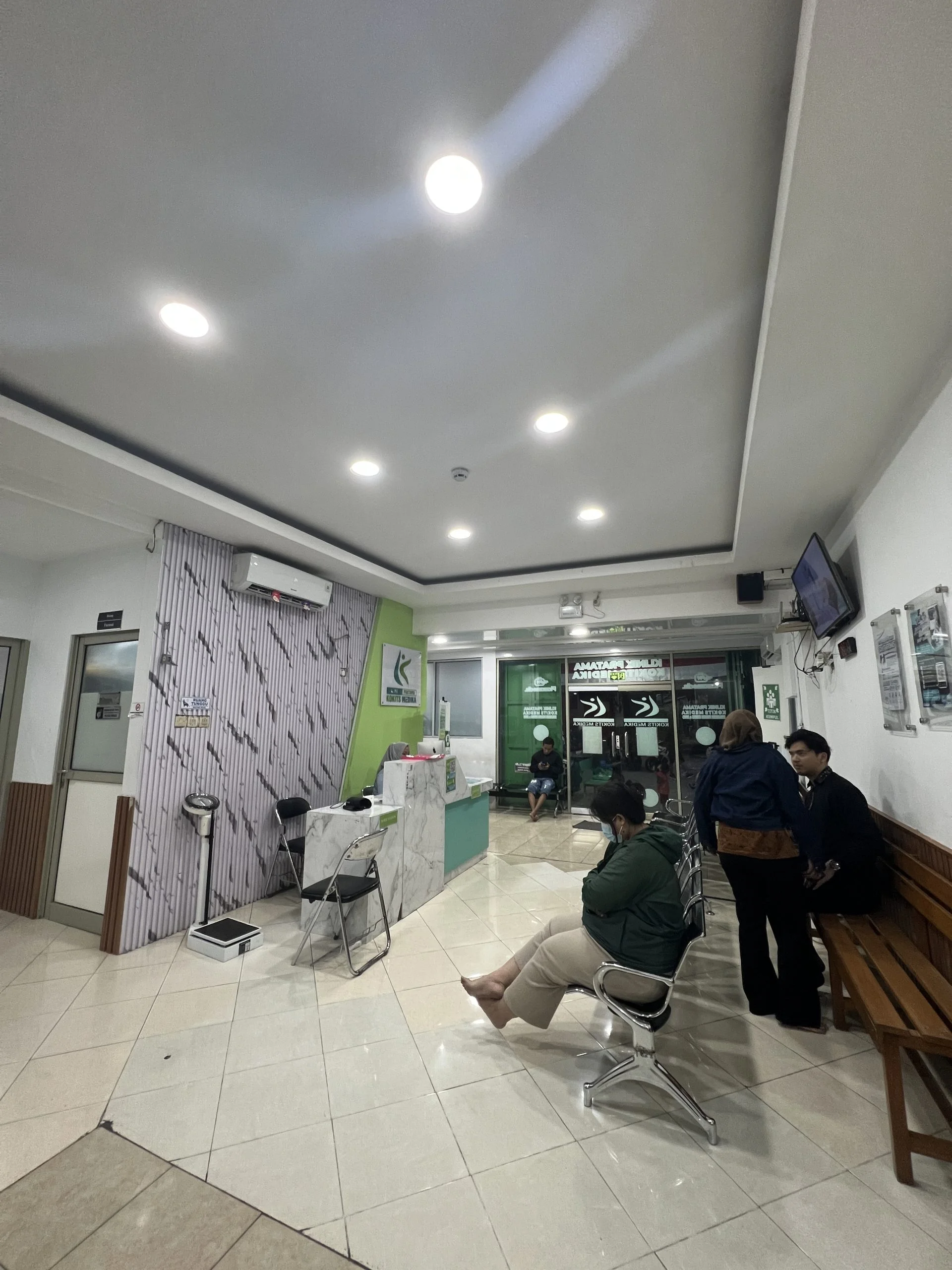 Area resepsionis dan ruang tunggu peserta medical check up Plaza Medis
