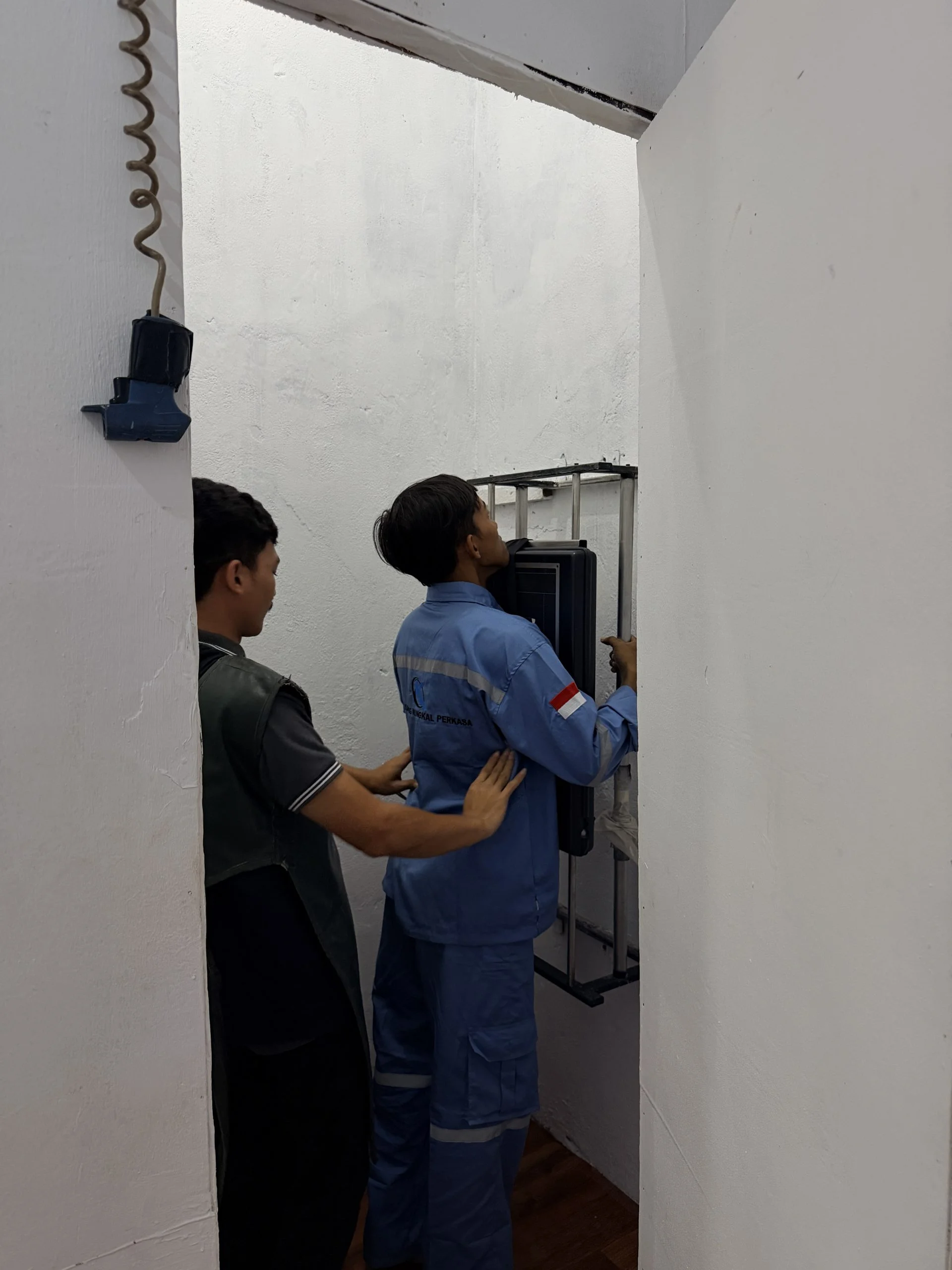 Karyawan berseragam kerja industri menjalani pemeriksaan penunjang pada MCU onsite