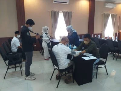 Pelaksanaan medical check up karyawan di ruang perusahaan dengan beberapa stasiun pemeriksaan