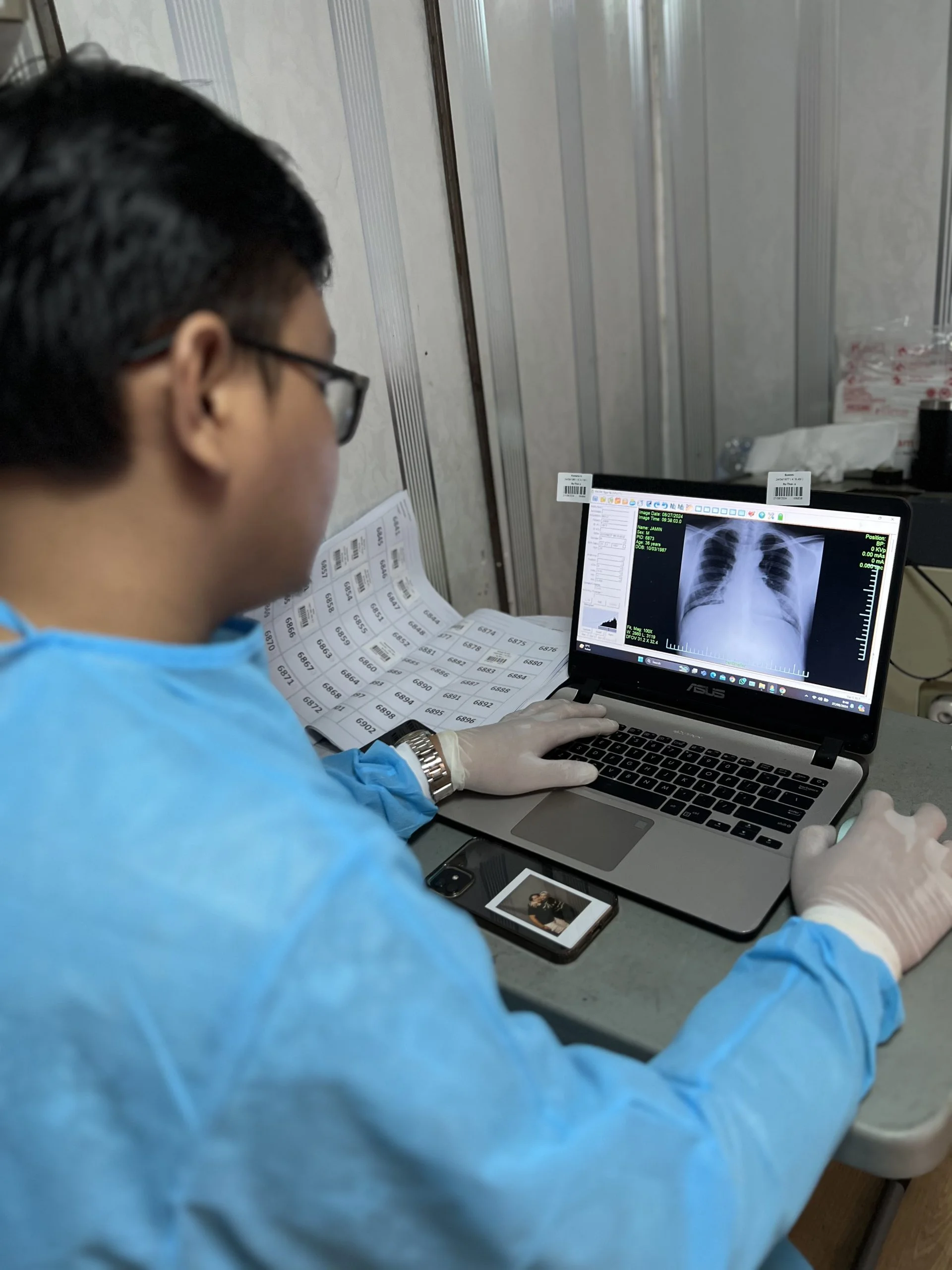 Tim medis meninjau hasil thorax X-Ray karyawan pada pelaksanaan MCU onsite di perusahaan