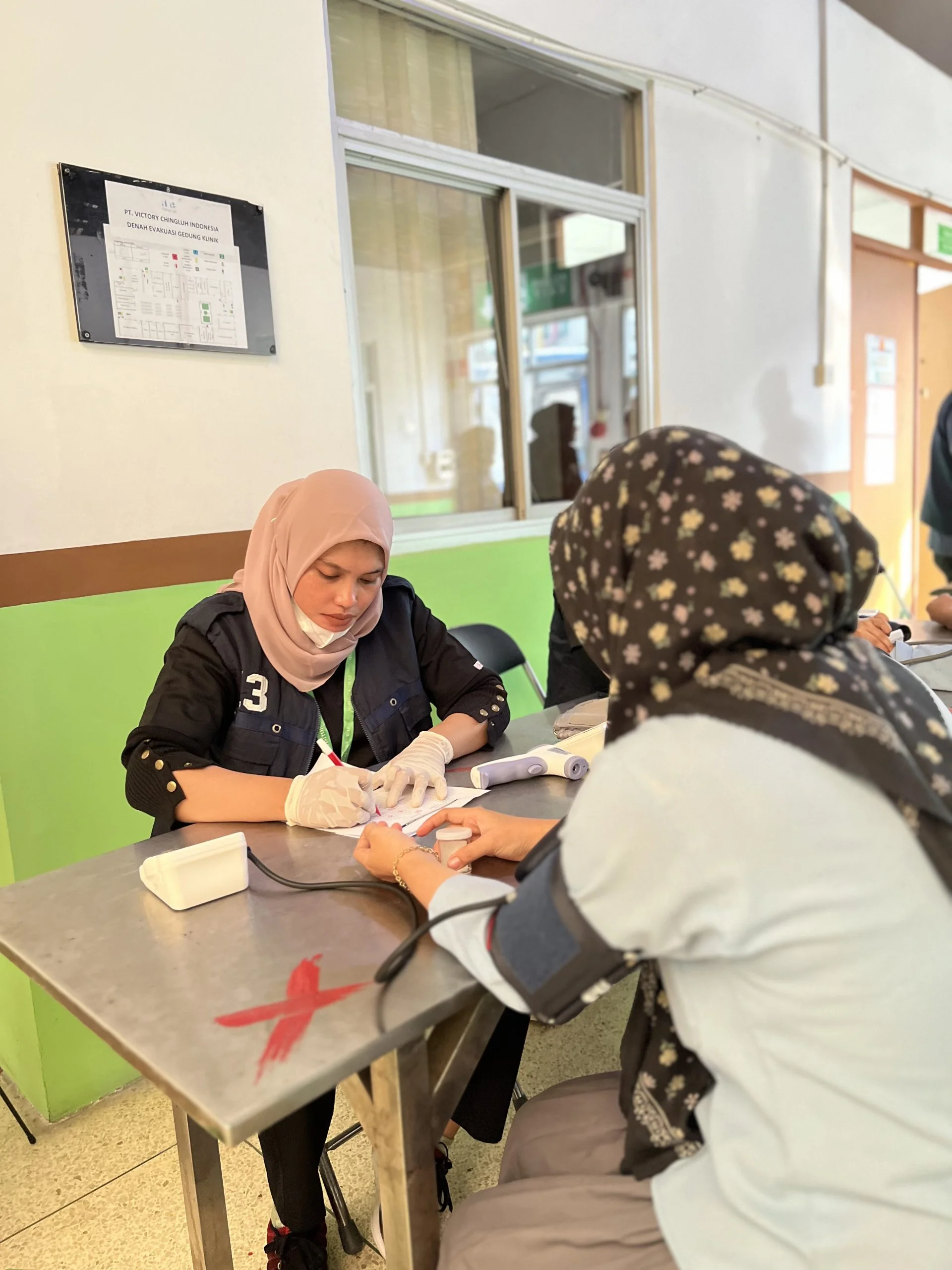 Tenaga medis mengambil sampel darah peserta MCU untuk pemeriksaan gula darah