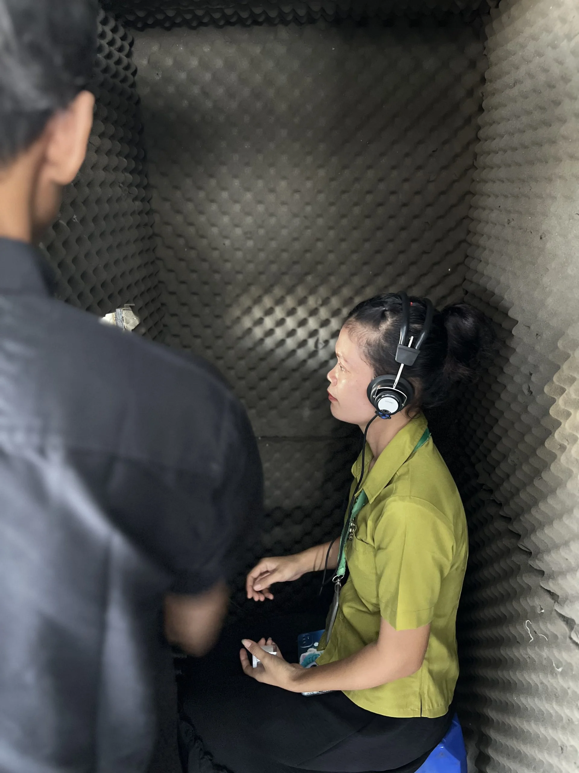 Pemeriksaan audiometri karyawan di bilik kedap suara pada MCU onsite