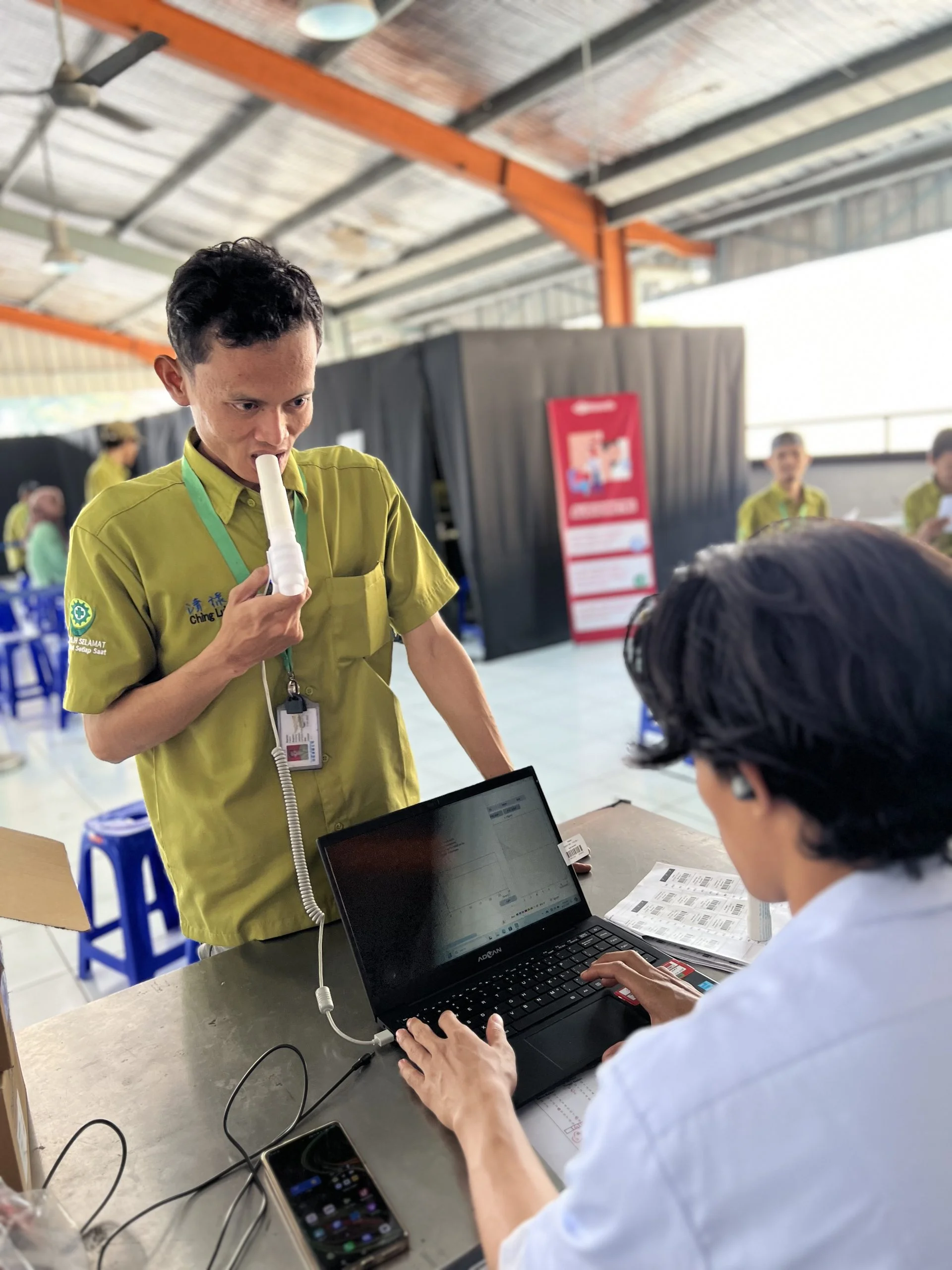 Karyawan menjalani pemeriksaan spirometri dengan pendampingan petugas terlatih pada MCU onsite di lokasi perusahaan