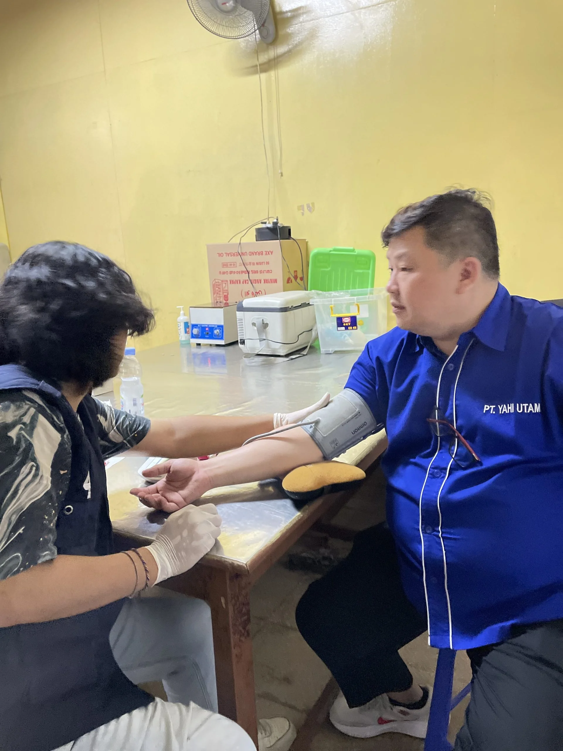 Pemeriksaan tekanan darah karyawan sebelum penilaian kapasitas kerja fisik