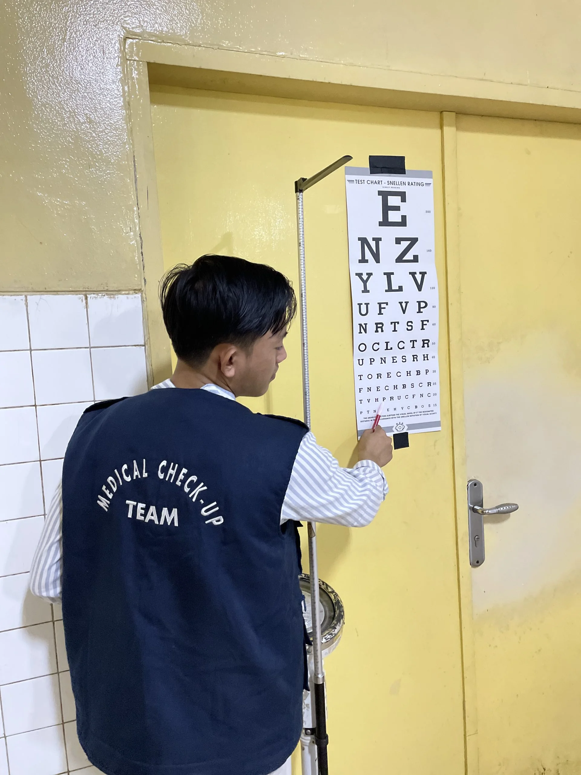 Pemeriksaan ketajaman penglihatan karyawan oleh tim medical check up GMeds di perusahaan Jakarta Timur