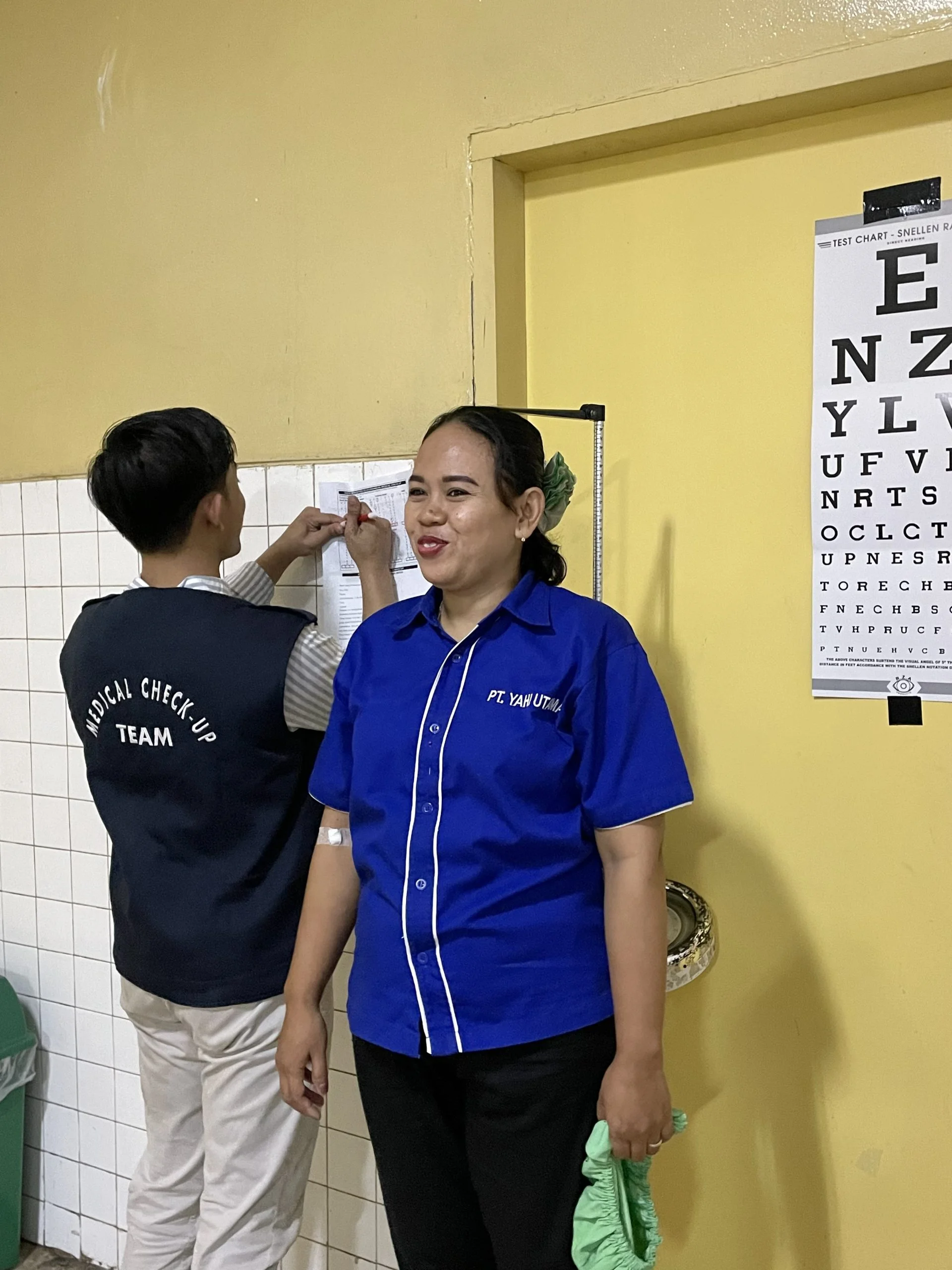 Pemeriksaan ketajaman penglihatan karyawan dengan kartu Snellen oleh tim medical check up di lokasi perusahaan