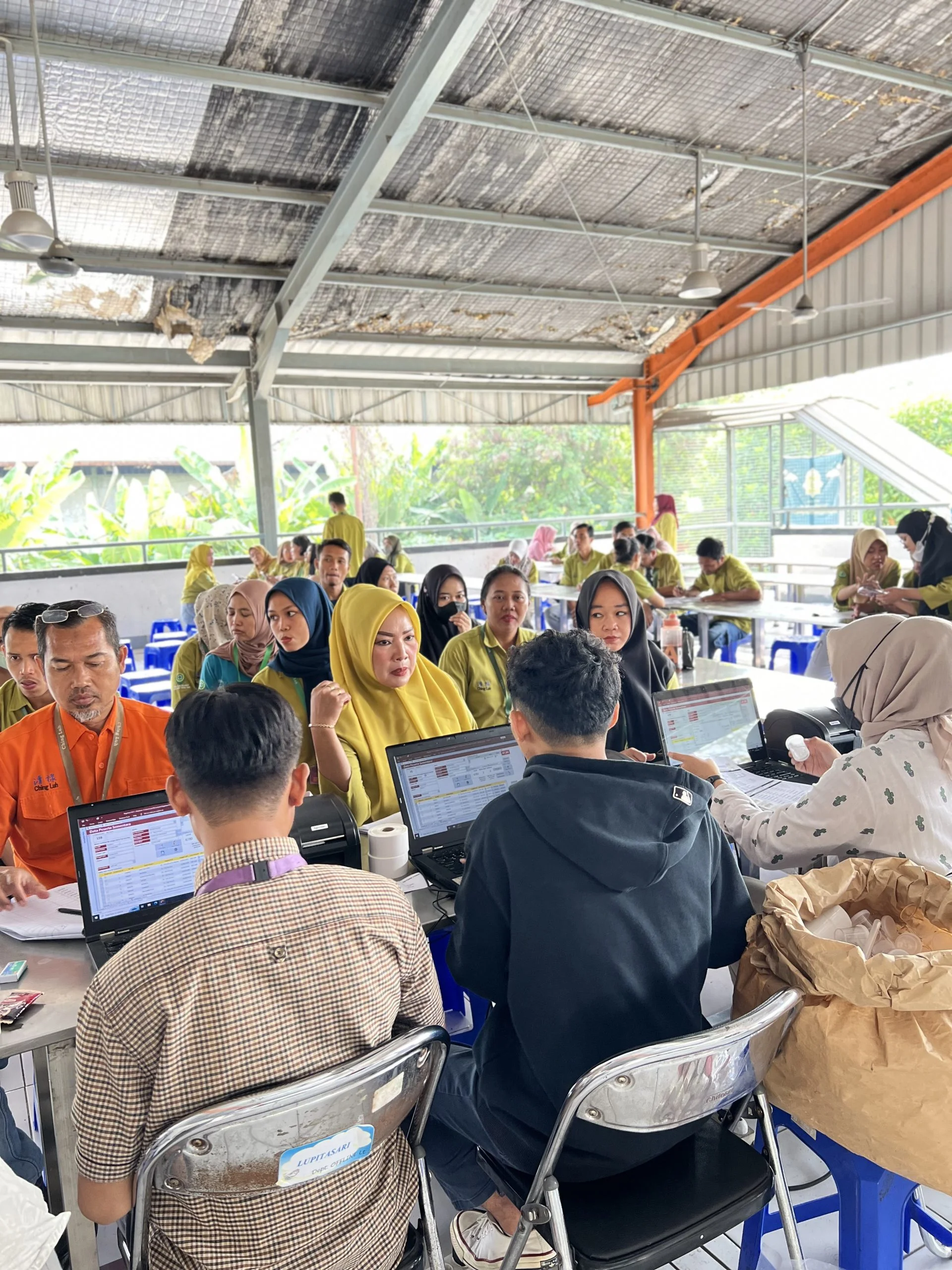 Pelaksanaan medical check up massal di area pabrik tempat unit X-ray mobile didirikan