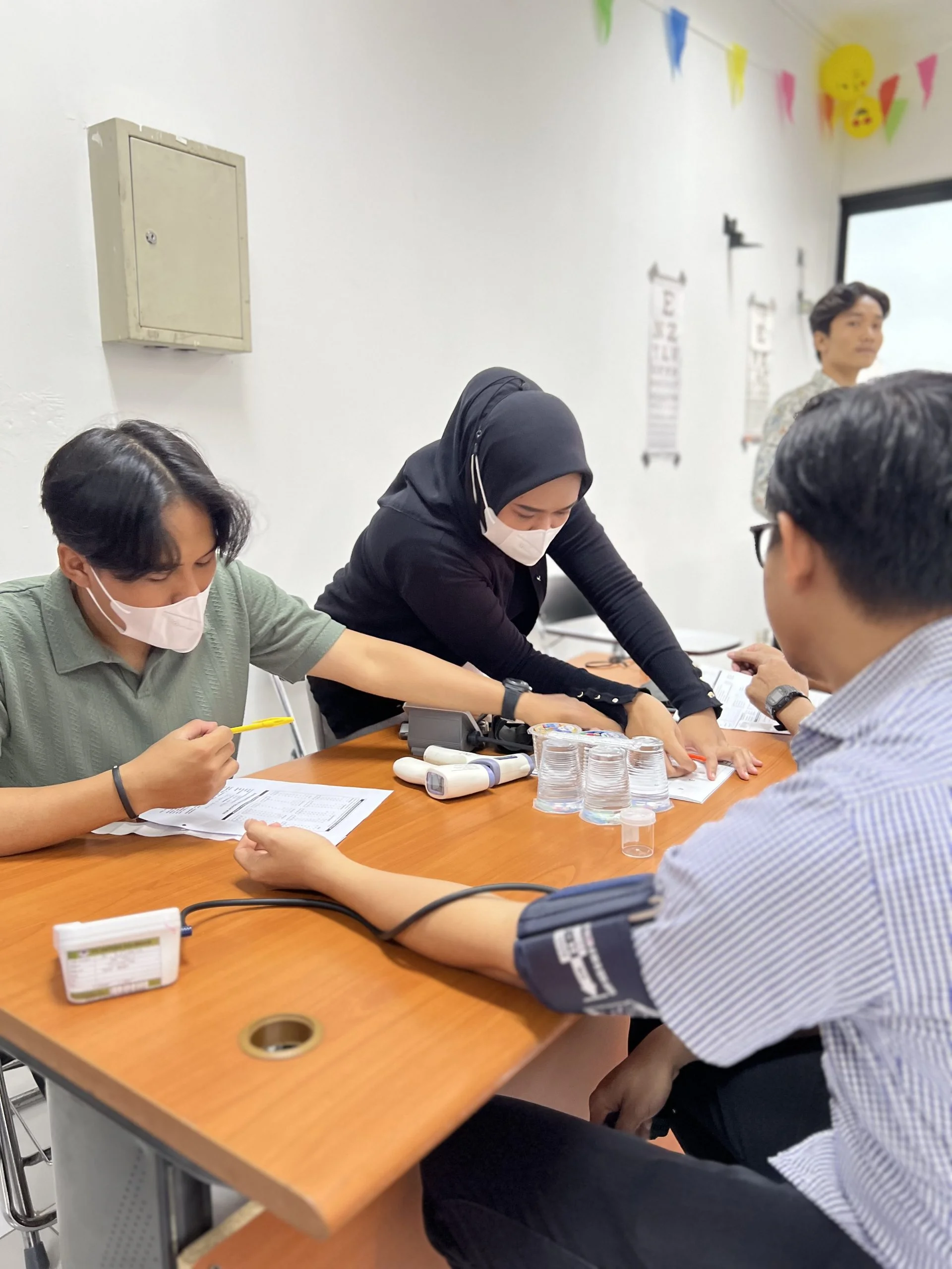 Tim medis GMeds melakukan pemeriksaan kesehatan karyawan di lokasi perusahaan wilayah Bekasi