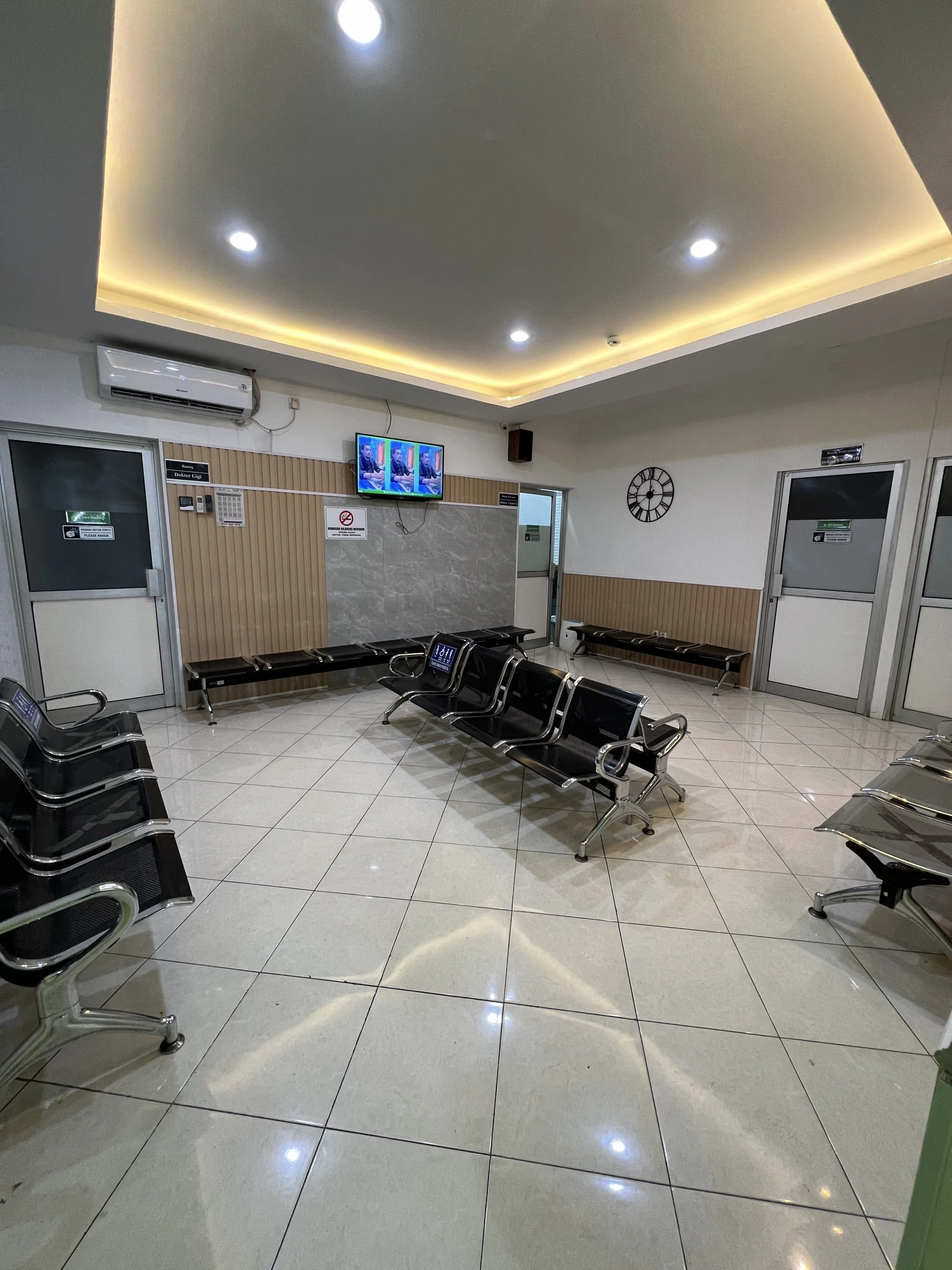 Ruang tunggu peserta medical check up karyawan Plaza Medis