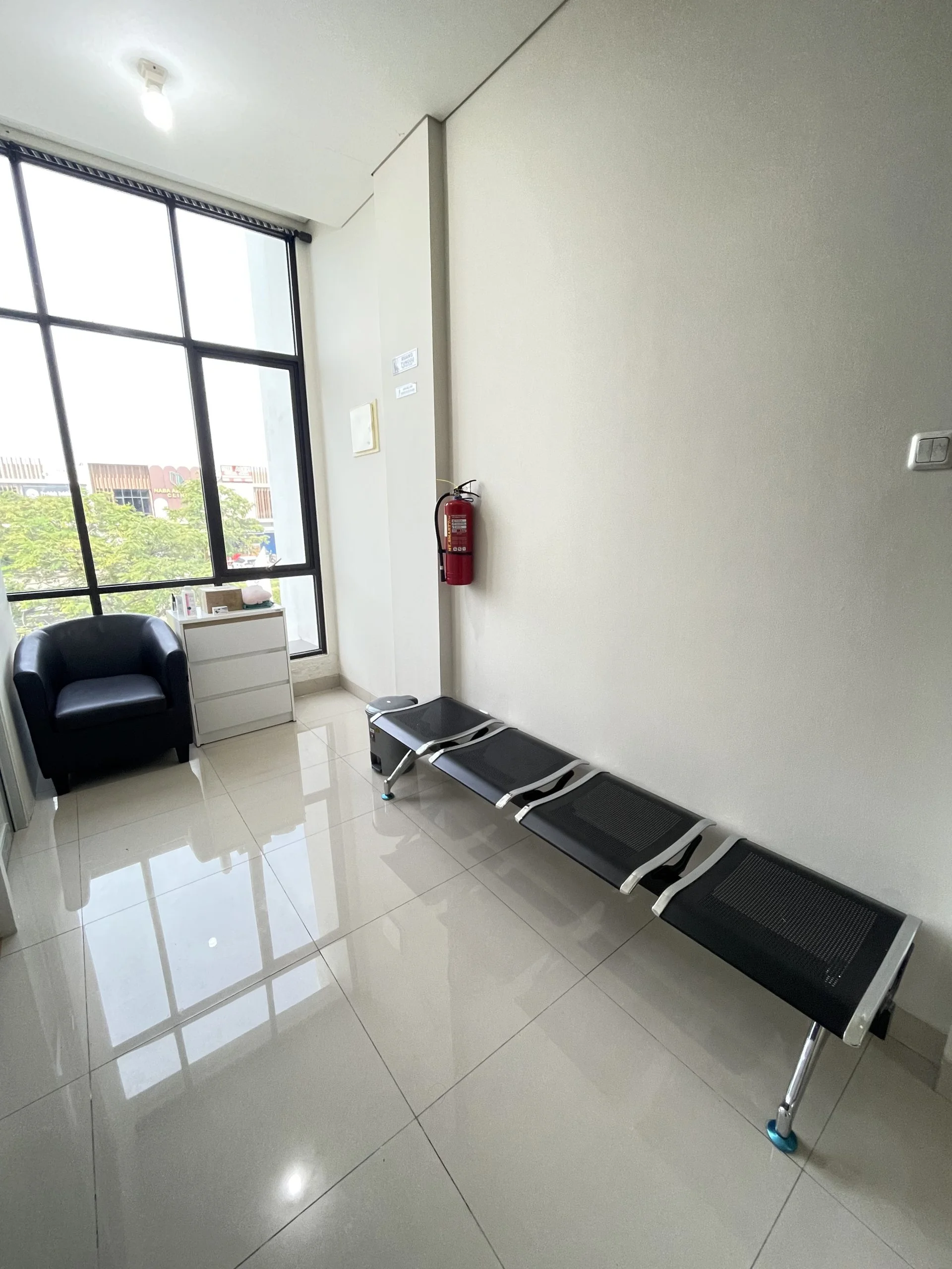 Area tunggu peserta medical check up karyawan Plaza Medis