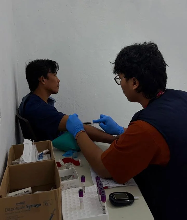 Petugas medis menangani dan menandai spesimen pemeriksaan pada pelaksanaan MCU onsite