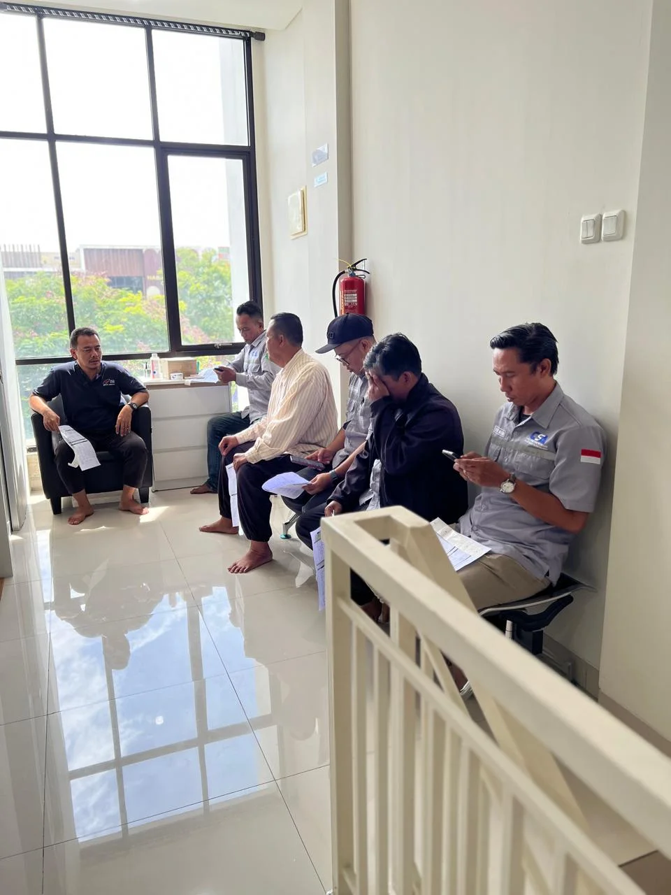 Peserta medical check up perusahaan menunggu giliran pemeriksaan di lokasi kerja