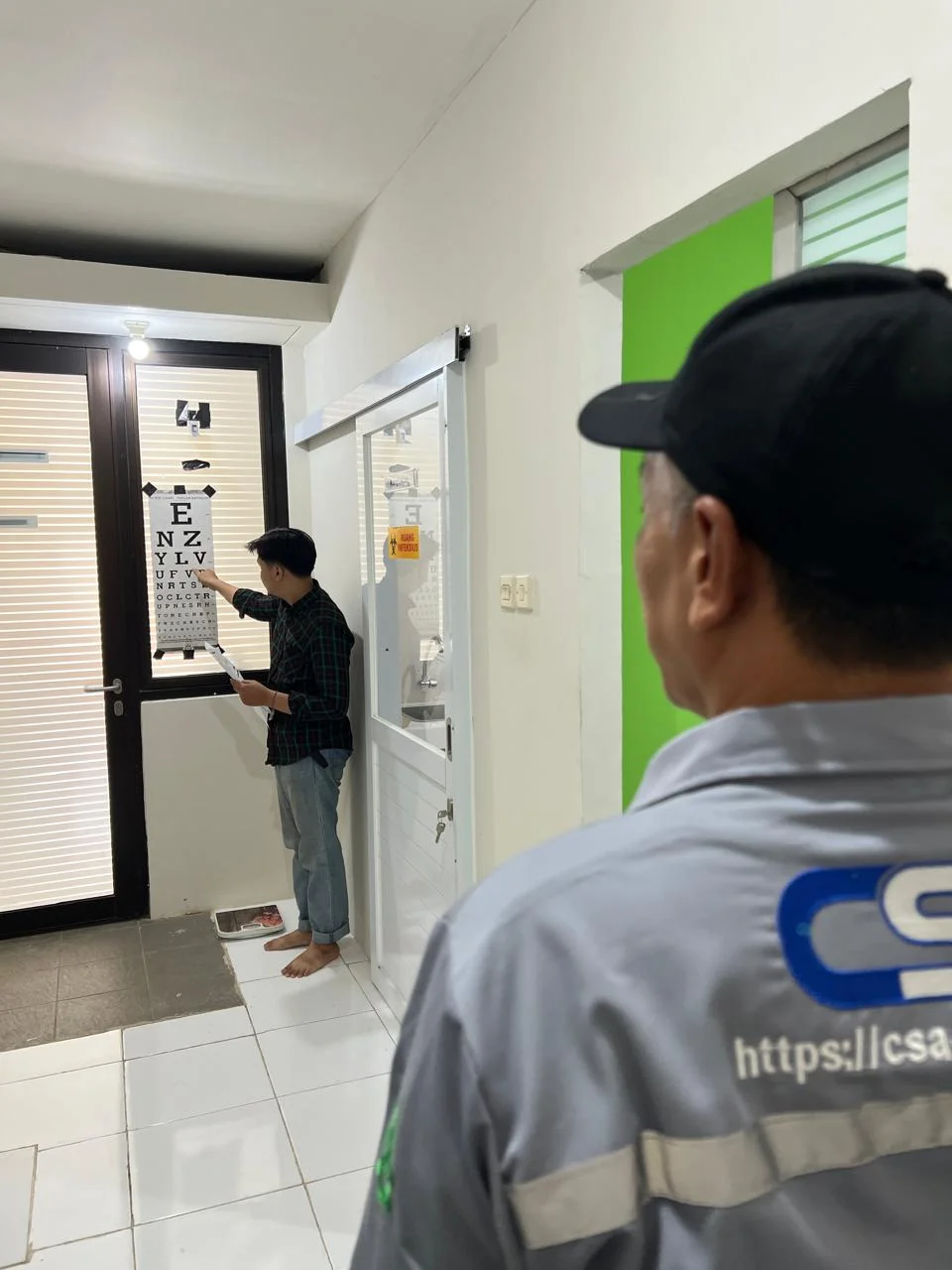 Tim medis menyiapkan stasiun pemeriksaan penglihatan untuk peserta MCU