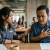 Pria Indonesia memegang dada dengan ekspresi tidak nyaman sebagai gejala penyakit jantung yang sering diabaikan