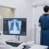 Pasien menjalani pemeriksaan rontgen thorax normal di ruang radiologi Klinik