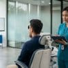 Karyawan Indonesia menjalani tes penglihatan dalam medical check up di klinik kesehatan