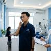 Pemeriksaan penglihatan dalam MCU menggunakan papan Snellen di klinik kesehatan kerja